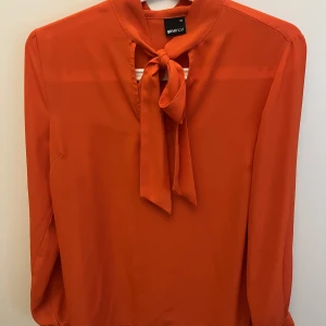 Fin blus  - Jättefin blus i mycket fint skick, inget att anmärka. Kan skickas mot att köparen står för frakt. Kan även mötas i centrala Stockholm eller Norrtälje 