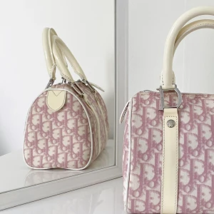 Väska Dior (äkta) - Väska från dior, väldigt bra skick, självklart äkta. Köpt på Vintagebar, intyg från dem samt original intyg finns. 
