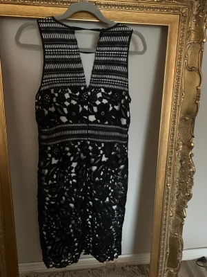 Klänning  - Fin klänning från Karen millen, helt ny 42cm bröst .