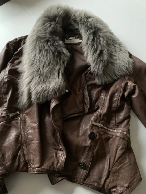 Skinn jacka med päls  - Karen millen skinn jacka med päls, helt ny.