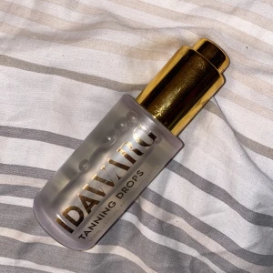 Ida Warg Tanning Drops - Säljer mina Tanning Drops från Ida Warg då det helt enkelt inte kommer till användning. Fick den i Lykos adventskalender så den är ca 4 mån gammal. Blandas med kroppslotion för bäst effekt. Endast använd en gång så nästan allt är kvar.