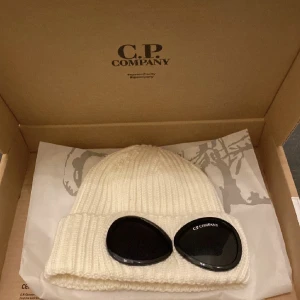Cp company  - ÄKTA cp company mössa. Köpt för 1789 ink frakt säljes för 650ink frakt 📦 PRIS KAN INTE DISKUTERAS! Aldrig använd. Säljes så billigt för jag flyttar och håller på rensar ❤️ 