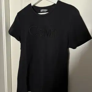 Svart, stilren t-shirt från Calvin Klein🖤