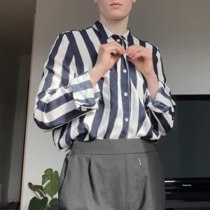 Randig skjorta - Tunn och luftig bomullsskjorta. Passar oversized på mig som brukar ha 34-36