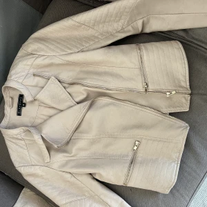Beige skinnjacka - Skitsnygg skinnjacka från Giovanna! Mötes upp i Göteborg annars står köparen för frakten🍀🌸🌼🫶🏼