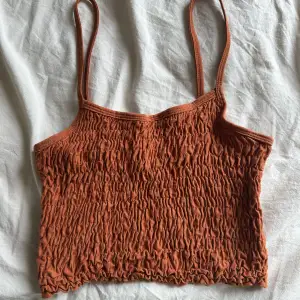 Jättefint linne från Gina Tricot i färgen ”burnt orange”. Väldigt fint skick. Passar storlek XS-M. Frakt tillkommer 🧡
