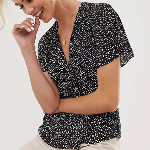 &other stories wrap blus 36 - Jättefin blus från &other stories. Några tråddragningar i tyget som jag inte tycker man ser när den sitter på. Finns vid Torsplan, kan även mötas vid tekniska högskolan eller Fridhemsplan. 