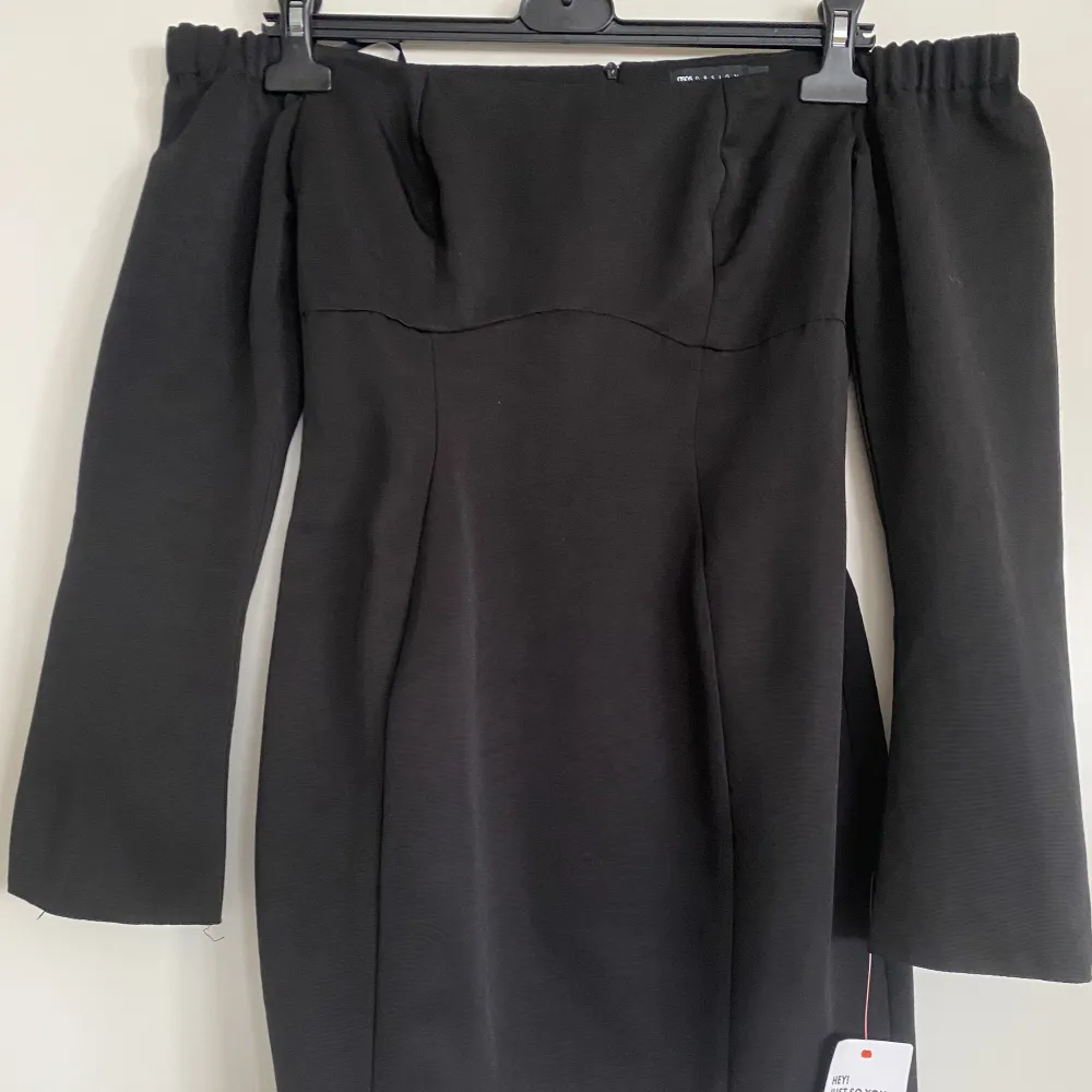 Mini klänning från ASOS, finns i både storlek 36 & 38. Helt nya etiketten finns kvar på. Köparen står för frakten, kan mötas även upp i Kungälv/Göteborg🫶🏻. Klänningar.