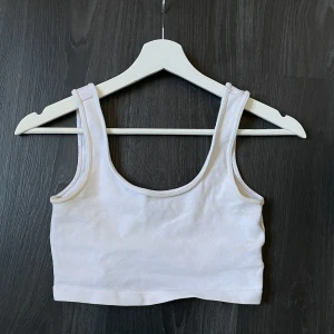 Topp - Topp från Gina Tricot Croppad, denna är så fin på sommaren 🤩🙌🏽