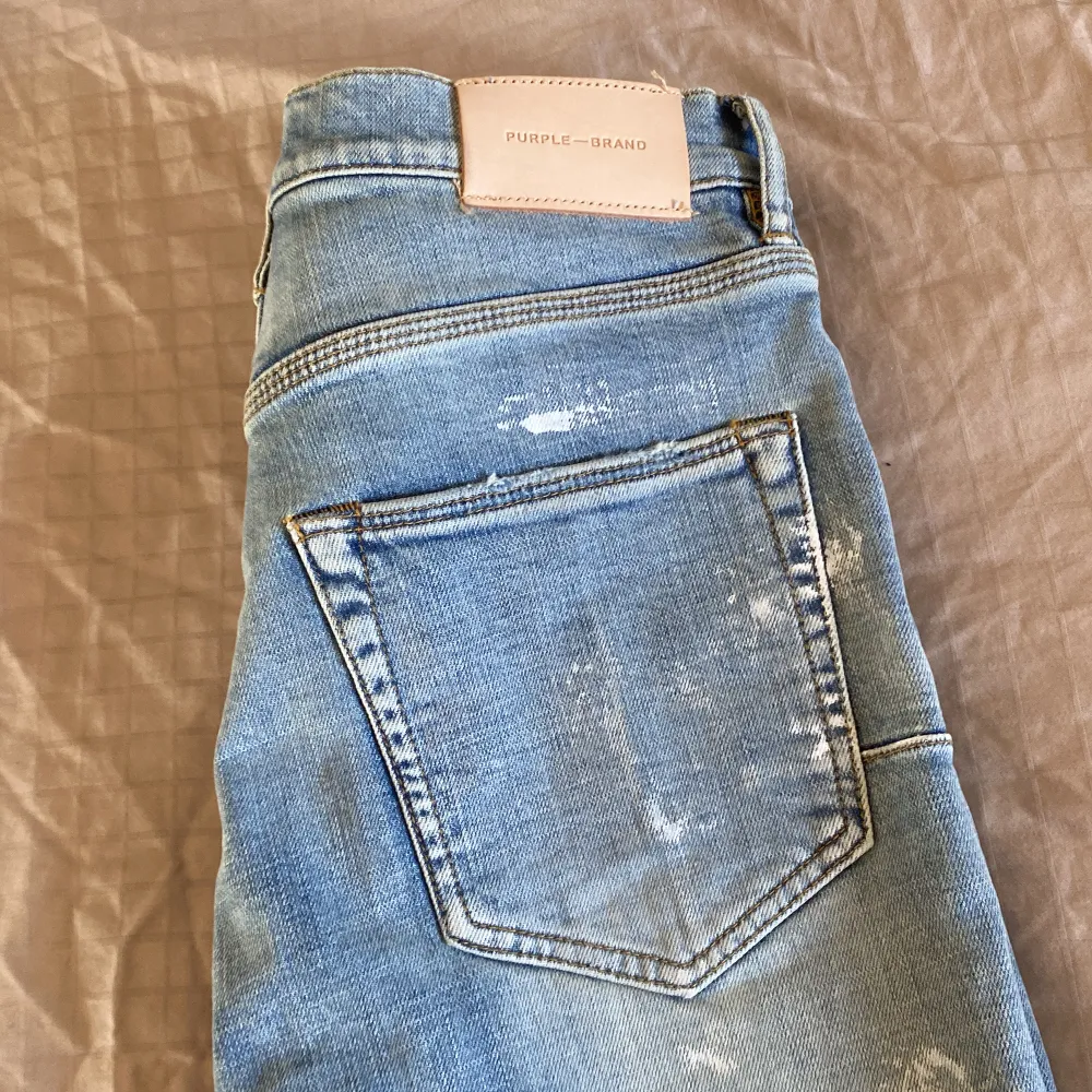 Oanvända ljusblåa jeans från Purple brand Storlek 30 klassisk design med fem fickor, raka ben, traditionell längd och sliten finish. Färg: blå. . Jeans & Byxor.