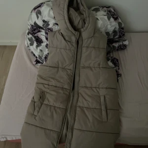 Nelly väst  - Använd fåtal gånger inga skador 