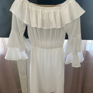 Studentklänning  - Finaste student, avslutning eller konfirmationsklänningen! 🤍 så fint skick och härligt material. Går att ha offshoulder!! 