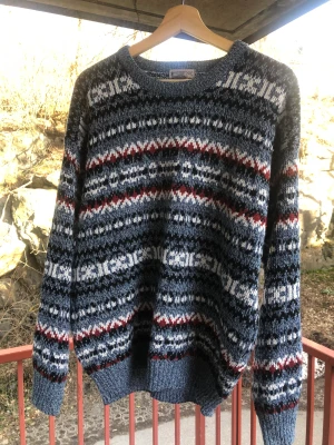 Windridge akryltröja - Ljus akryltröja i storlek L i bra skick som passar till färgkontrast. Perfekt för våren.