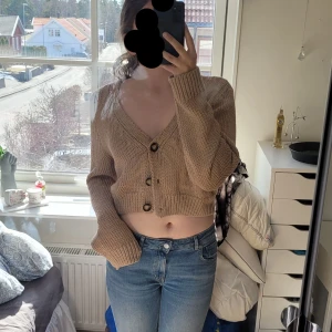 Stickad gardigan - Fin stickad cardigan. Fint skick😍. Storlek xl men passar som en M. Säljes pga brist på användning. Hör av dig vid frågor/funderingar alt frågor🥰