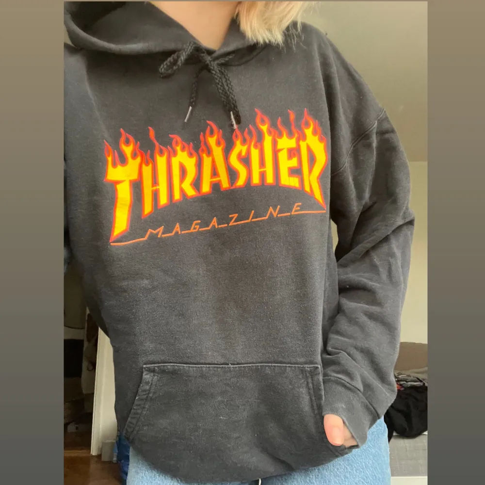 Klassisk thrasher hoodie som inte riktigt är min stil längre. Älskar den så mycket men känner att någon annan kommer ha bättre användning för den ✨  Skriv för mer info (bilder/mått osv)🫶🏼. Hoodies.