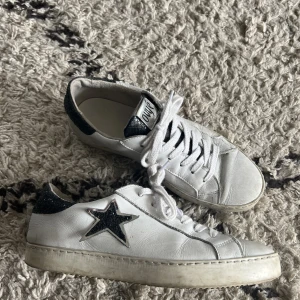 Vita sneakers  - Jag säljer dessa fina skor som jag köpte  i Spanien förra hösten och säljer då jag inte får någon användning för de längre. Fint skick (de ska se slitna ut) nypris 1000kr  