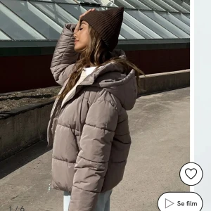 Vår jacka  - Skit snygg och slutsåld vårjacka från Nelly. Knappt använd då den inte är min stil. Inköpt för 699kr