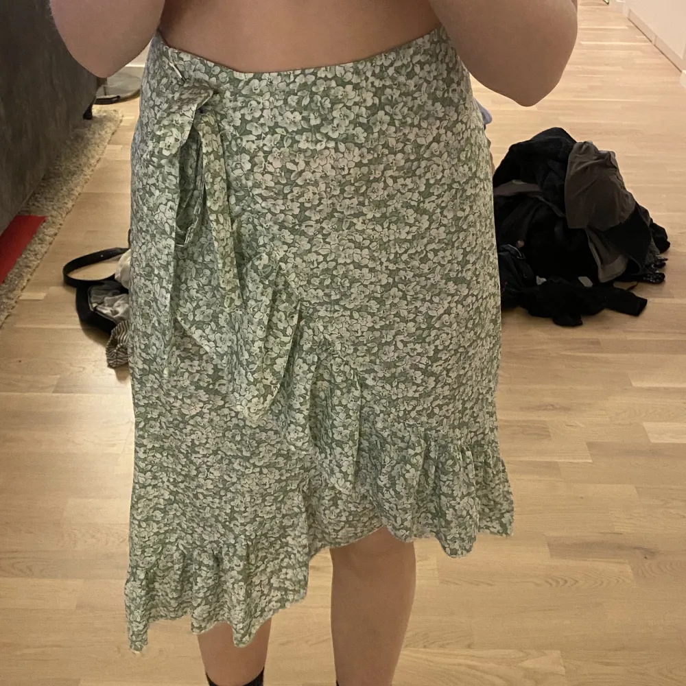 Fin grön kjol till sommaren, använd en del förra året men har blivit för liten. Kjolar.
