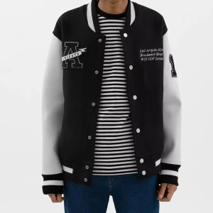 Axel Arigato jacka - Dreamee varsity bomber jacket från Axel Arigato. Sjukt snygg och i jättebra skick då den endast använts ca. 4ggr.😊💓 Köpt till min kille men passar även en tjej ifall man gillar oversized fit.   NYPRIS: mellan 3800-4700kr