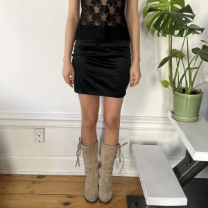 Svart minikjol - Minikjol i tunt silkesmaterial. Lätt stretchig och kan variera i längd beroende på hur storleken passar dig. ✨