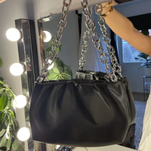 Svart väska - Svart axelväska med kedja, bra förvaring och knappt använd🤍