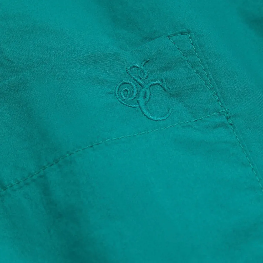 Grönblå skjorta i 100 % bomull med i oversized passform. Sista  bilden visar hur den ser ut på! . Skjortor.