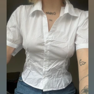croppad skjorta  - så himla snygg croppad kortärmad skjorta med en korsettliknande passform. Man kan både klä upp och klä ner den!  Skriv för mer info (bilder/mått osv) 🫶🏼