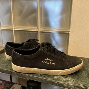 Saint laurent sneakers storlek 43 - Säljer dessa YSL skor då de inte kommer till användning. Storlek 43, slitningarna är design på skorna. Box finns inte kvar men dustbag tillkommer. Skorna är använda vid enbart några tillfällen så skick 9/10. Nypris 6000🙏🏽