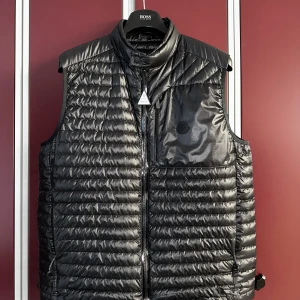 Moncler väst - Moncler väst från förra årets kollektion. Storlek 5(XL) Västen är i bra skick. 
