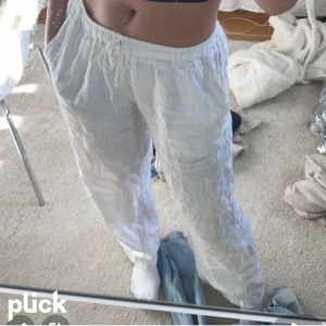 Linnebyxor  - Säljer mina superfina linnebyxor i OneSize. Byxorna passar mig och är en S/M, ca 170cm 💞😇 Byxorna är aldrig använda och lapp finns kvar 🥰Frakt tillkommer 