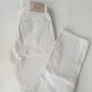 Sjukt fina sand-färgade jeans från Levis perfekt till sommaren. Älskar dem men måste sälja eftersom de är något korta på mig som är 173. Ca 73 cm i midjan. 
