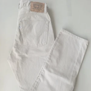 Levis jeans - Sjukt fina sand-färgade jeans från Levis perfekt till sommaren. Älskar dem men måste sälja eftersom de är något korta på mig som är 173. Ca 73 cm i midjan. 