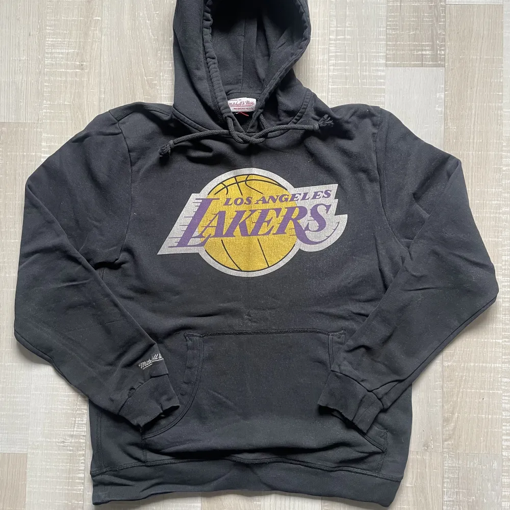 Los Angeles Lakers hoodie, strl M. Slitet skick.. Hoodies.