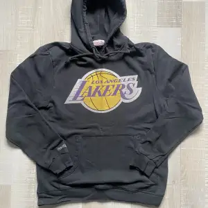 Los Angeles Lakers hoodie, strl M. Slitet skick.