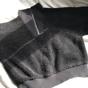 Helt ny svart ”tröja” från Åhléns köpt för 250kr, använd väldigt få gånger.Mer frågor?skriv❣️priset kan också diskuteras.