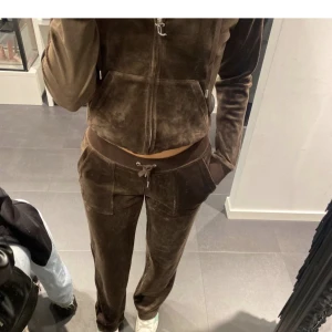 Juicy couture - Säljer mitt juicy couture sett som är använt men i fint skick. Alla metall grejer på tröjan och byxorna är kvar samt inga slitningar på dressen. Kan tänka mig att byta mot en annan dress i strl xs🤍 OBS säljer båda delarna tillsammans