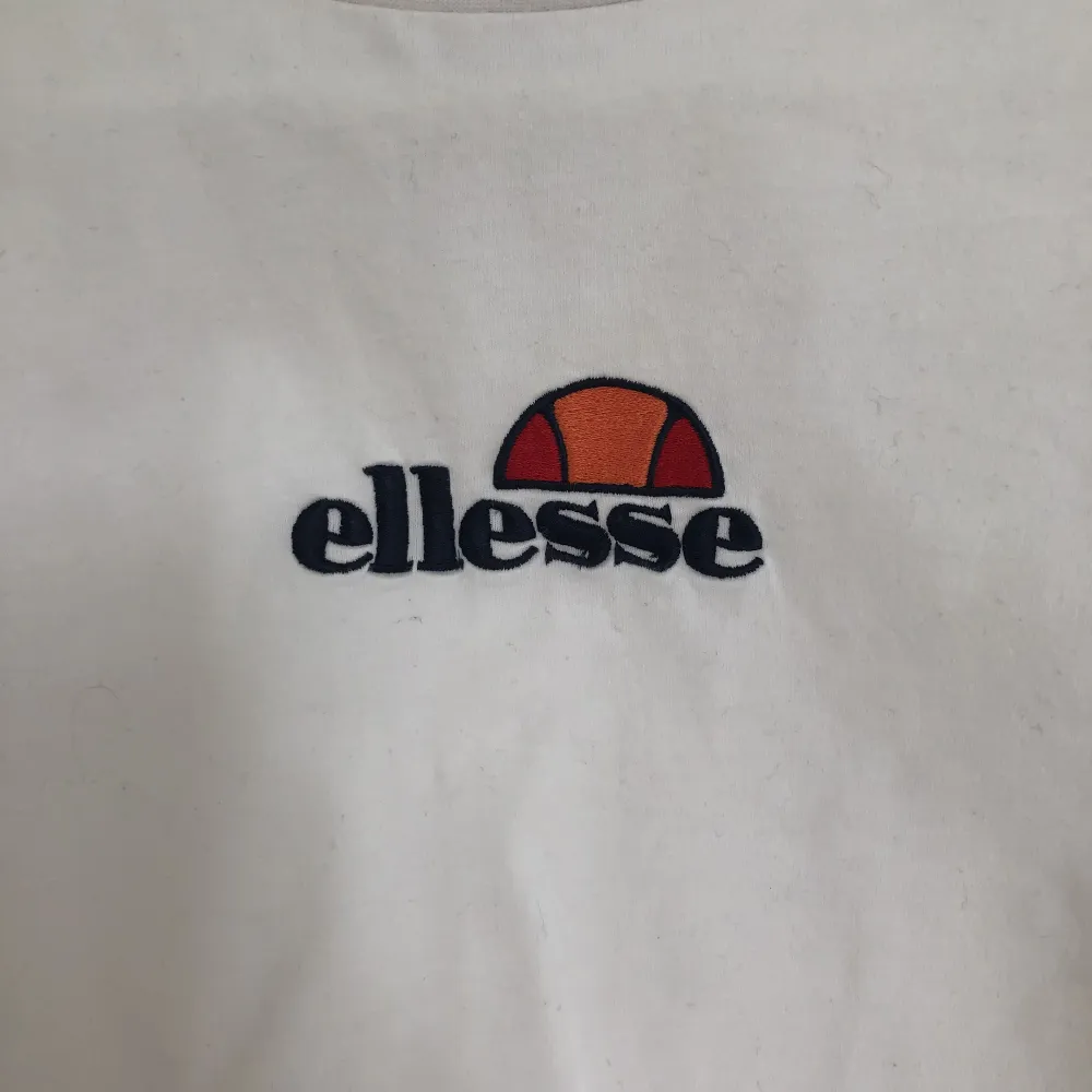 Crop top från Ellesse i storlek US10/UK14, passar mig som är s/m.. T-shirts.