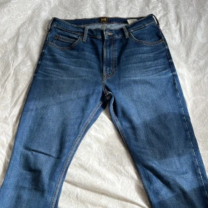 Blåa Lee jeans - Haft ett par år men har bara legat i byrån Skicket 8/10  Storlek 32/34 