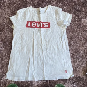 Levis t-shirt - Storleken är small men kan också passa medium. 
