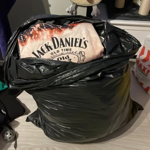 Säljer massa kläder - Kläder, Skor, väskor, assessorer osv i storlekarna xs och S samt 37 i skor. Skriv om det är nått speciellt du söker så skickar jag bild på det jag har tex väska. Allt kostar mellan 10-50kr då jag vill bli av med allt annars så åker det på tippen. 