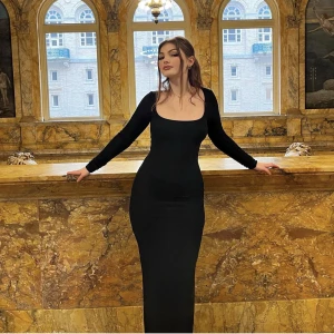 Skims klänning - Säljer denna snygga klänning🌸ser ut och sitter exakt som den vanliga skims klänningen💗 Säljer eftersom jag har den äkta klänningen så har inte användning för denna💗stl S men super stretchig i materialet så passar även XS och M😍skriv för mer bilder