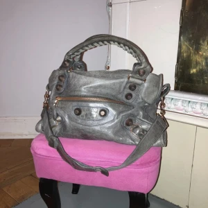 Balenciaga väska - Intressekoll på min balenciaga! Precis köpt, den är i fint nytt skick! Så snygg o stor, får plats med allt!💕 köpt för 5000kr