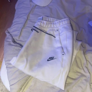 Nike tech fleece st XL - Bra skick. Knappt använd då dom är för stora för mig. 