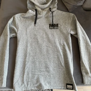MM Sports Gym hoodie  - Tunnare gymhoodie, använd en gång. Fint skick. 