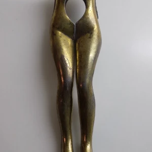 Antik / retro / vintage nötknöppare / nötknäckare. Rolig, ekivok, annorlunda. Kvinna, ben. - Antik / retro / vintage nötknäppare / nötknäckare i tyngre material, ev brons. Rolig, ekivok, annorlunda. Kvinna, naken, ben. 14 cm lång, 4 cm bred. Fungerar.