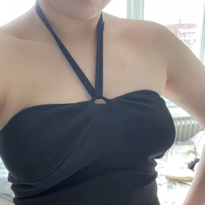 🌟Svart topp🌟 - Fin topp köpt på Gina i somras☀️ Har knappt kommit till använd, ser lite sliten ut på bilden pågrund av ljuset. Men i verkligheten är den som ny😇hör gärna av er vid intresse!