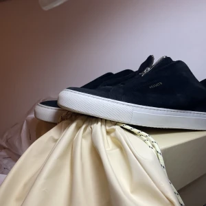 ARIGATO ZIP 360 - Väldigt fina arigato i fint skick. Skorn har inga skador och inga fläckar. Skorn har behandlats av Waterproof tvättning och diodrisering. Priset är inte hugget i sten. 