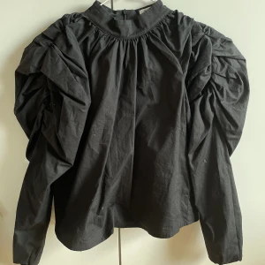 Topp med ballongärmar - Superfin topp med ballongärmar, oanvänd från NAKD!! Storlek 38 men liten i storlek, passar 34- 36