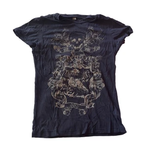 T-shirt med rhinestones - Marinblå t-shirt med tryck och stenar. Stryker den innan jag skickar 😂😂 