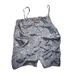 Silvrigt linne - Silvrigt linne med tunna ränder och knappar på framsidan